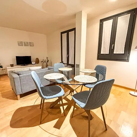 Two Bedroom Behind The Rambla Apartament